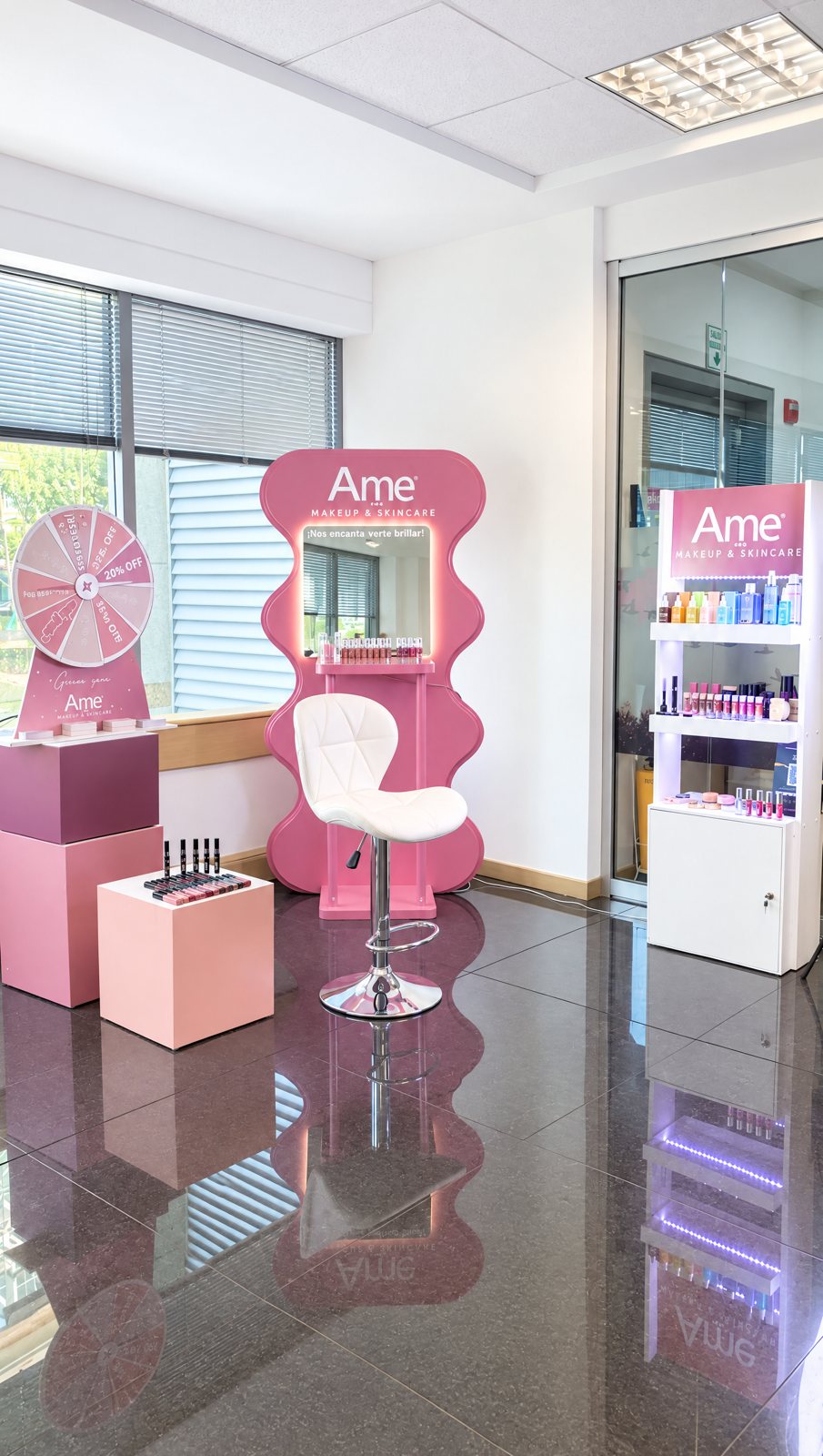 Estación de maquillaje de Ame instalada junto a la ruleta de premios y el exhibidor de producto