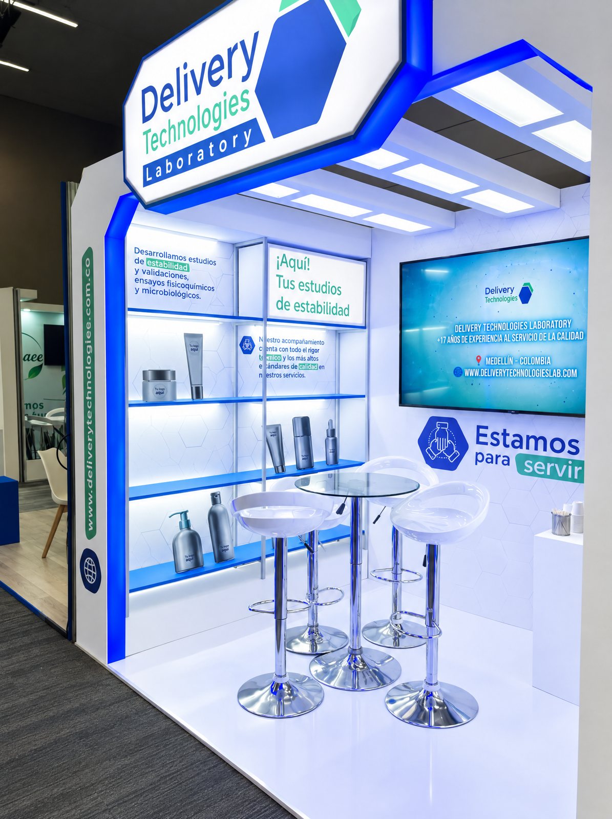 Vista en diagonal del stand con el letrero retroiluminado y el arco de luz azul