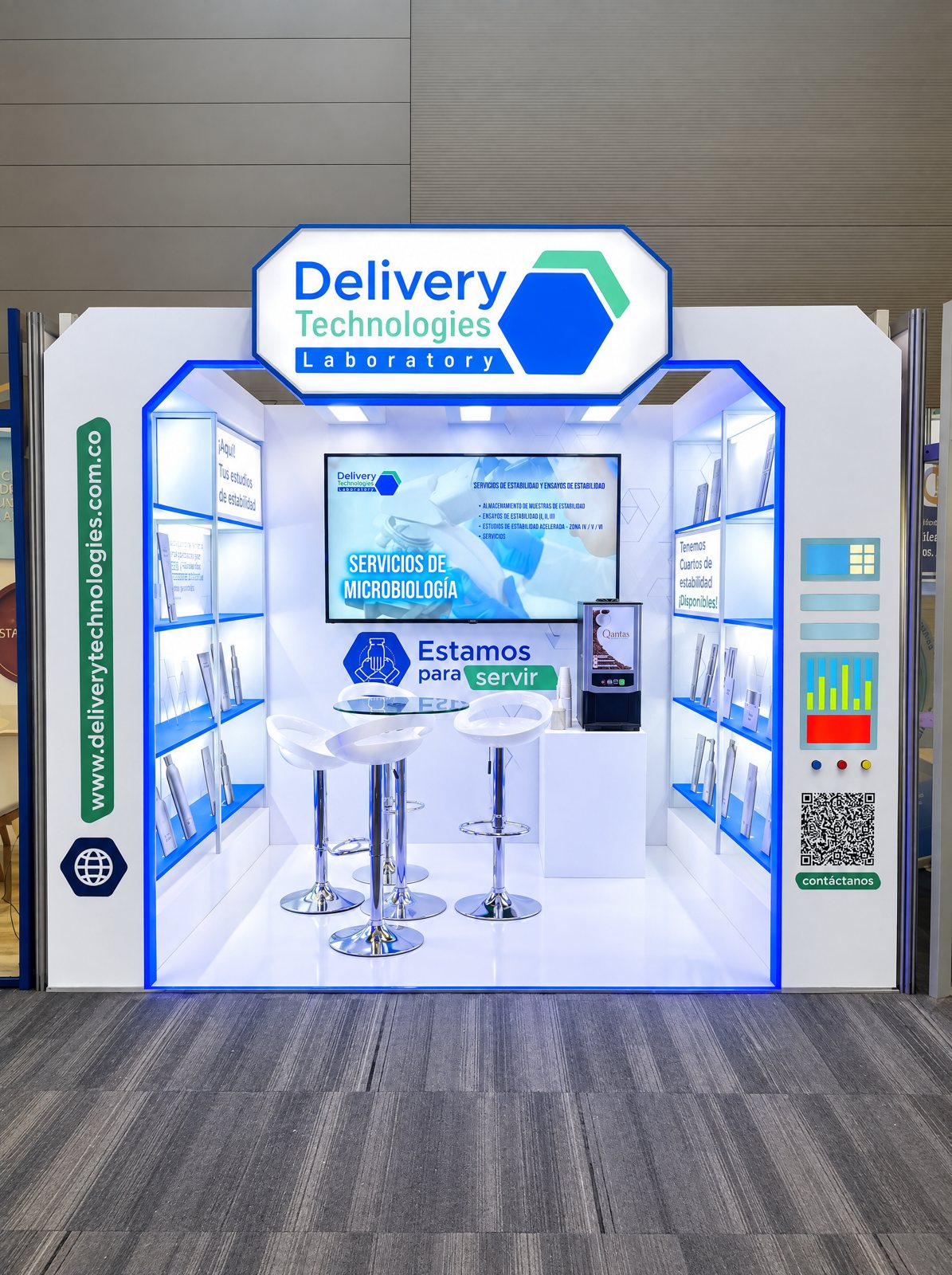 Stand de Delivery Technologies de frente, con el arco de luz azul, las repisas y la pantalla