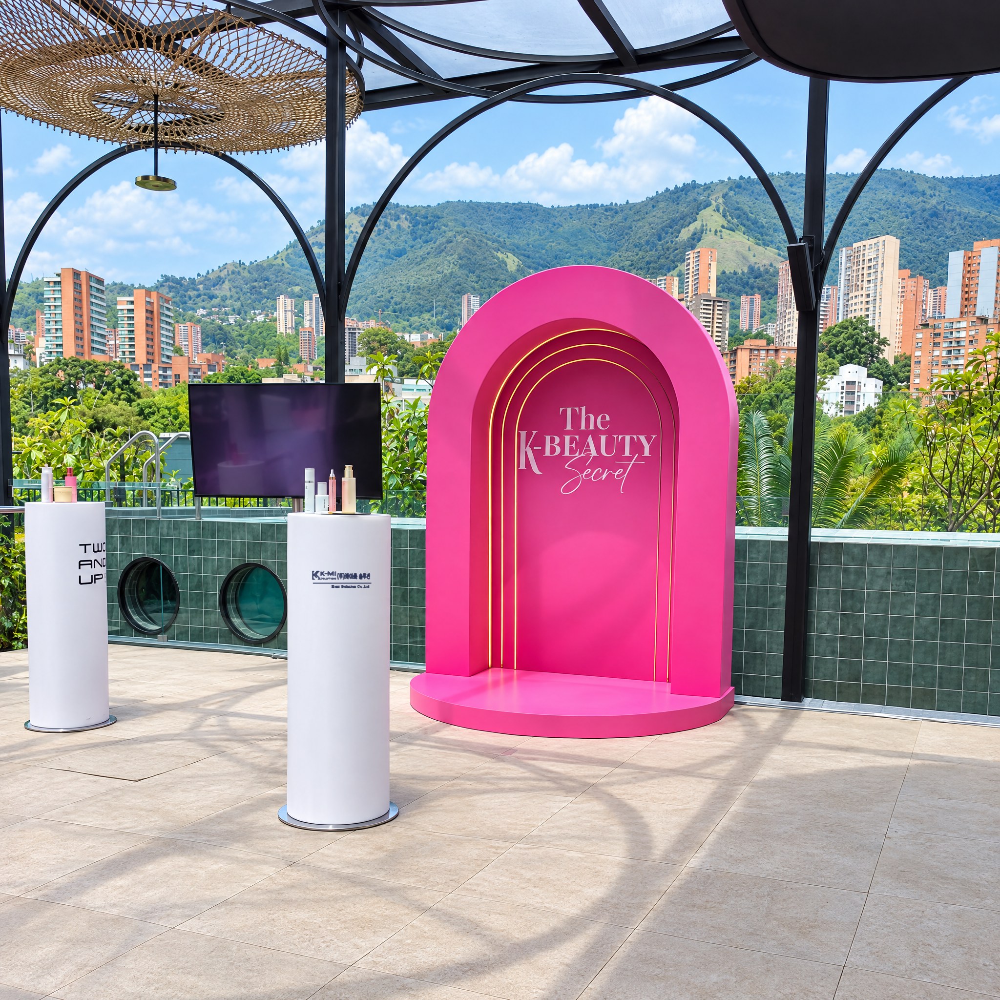 Arco fucsia The K-Beauty Secret con la ciudad de Medellín de fondo