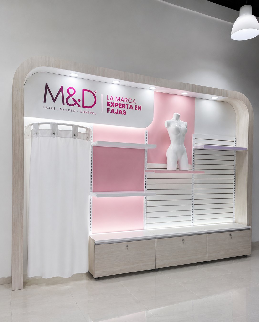 Módulo de M&D en Locatel Mall Plaza NQS con maniquí, panel ranurado y cajonera de madera