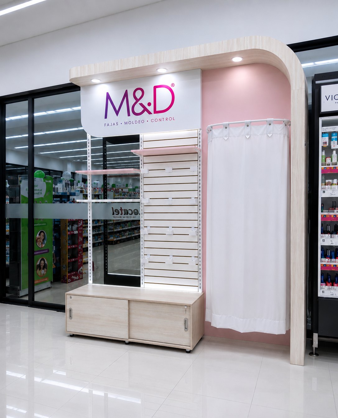 Módulo de M&D en Locatel Chía con arco de madera, probador y letrero