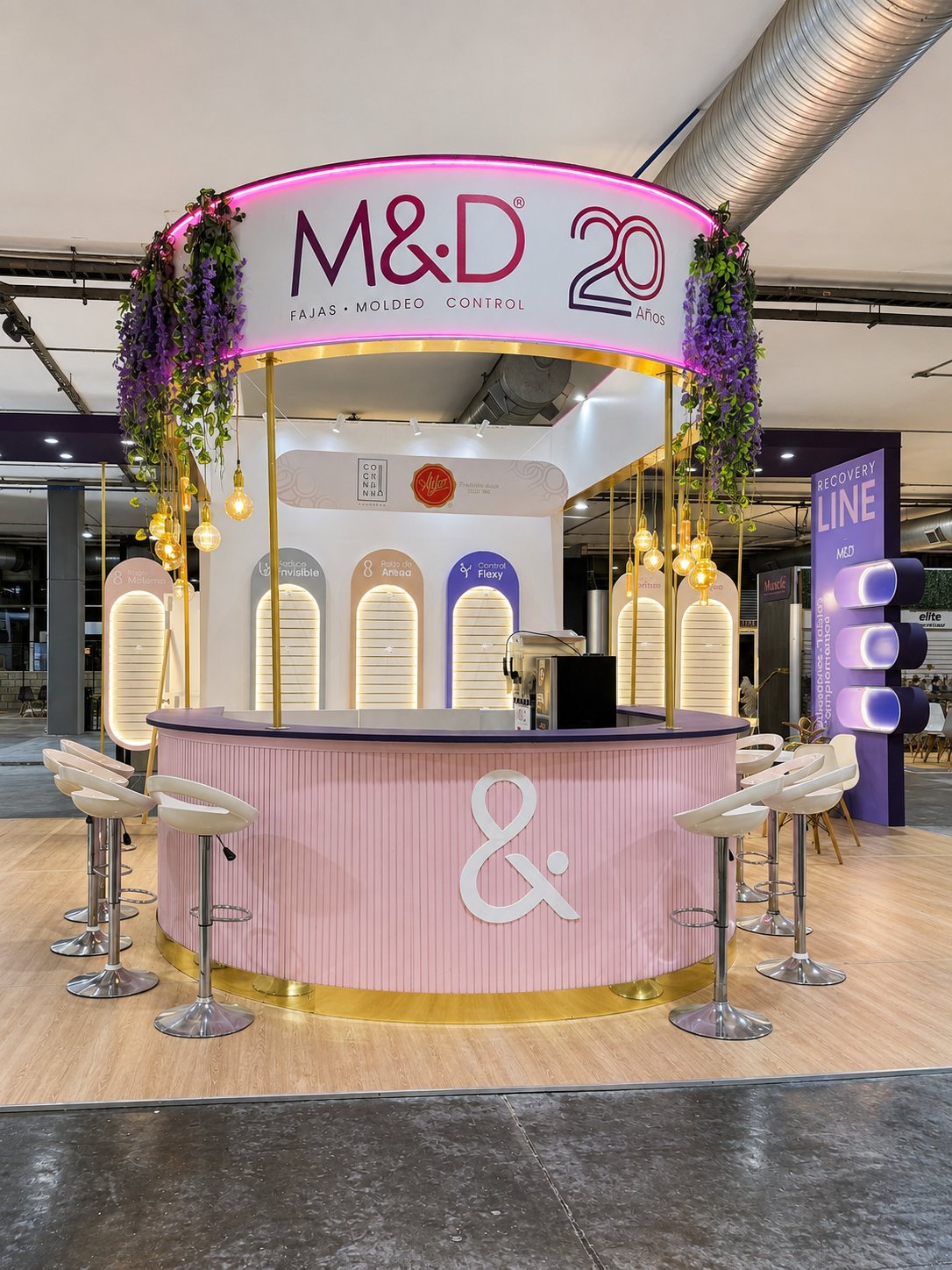 Barra circular del stand de los 20 años con flores colgantes y bombillos dorados