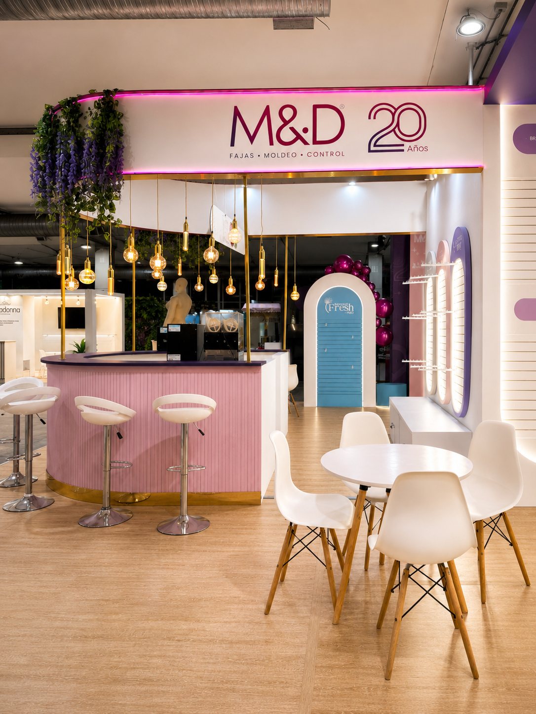 Barra y zona de mesas bajo el letrero M&D 20 años
