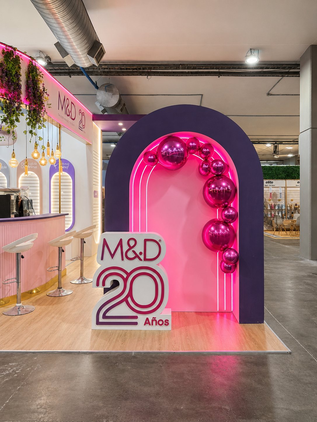 Arco magenta con esferas y el logo M&D 20 años