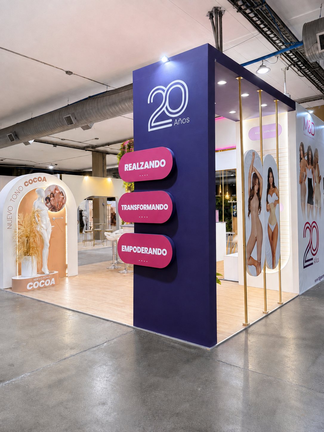 Esquina exterior del stand de los 20 años con la columna Realzando, Transformando, Empoderando