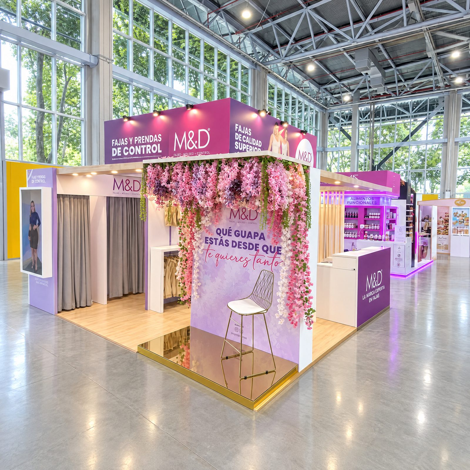Stand de M&D en Expobelleza con cascada de flores