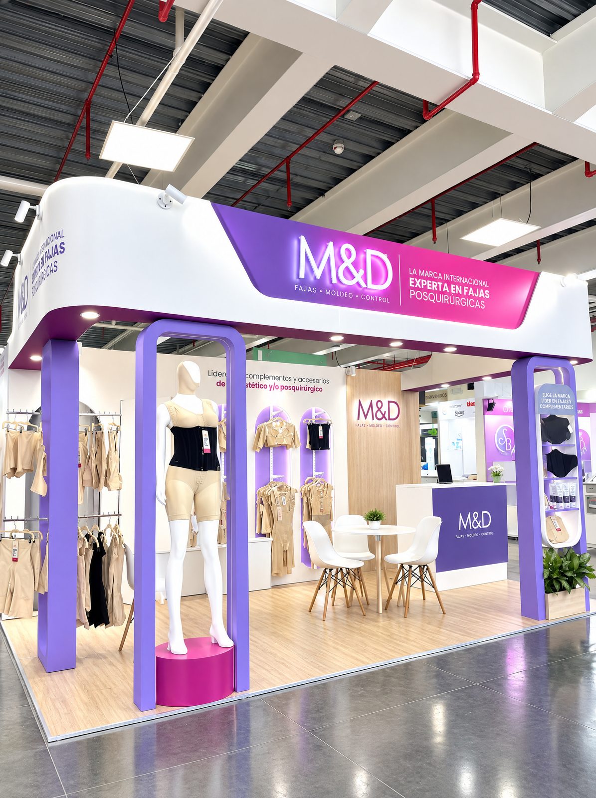 Stand de M&D en Expostetic con arcos lilas y encabezado iluminado