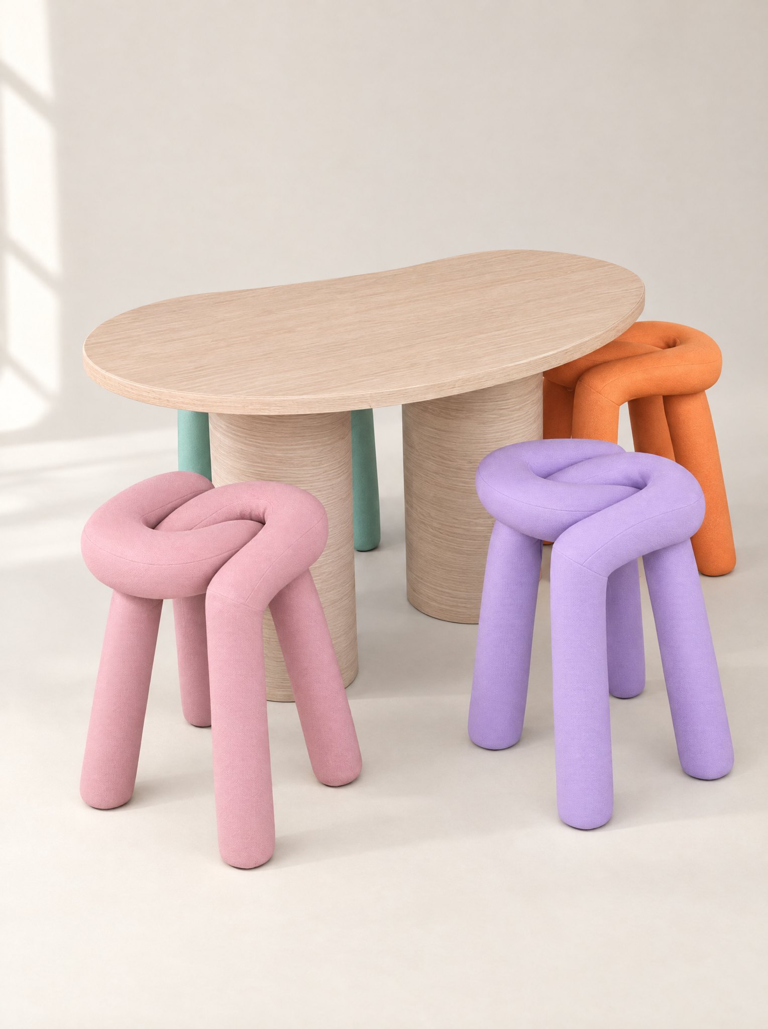 Mesa curva de madera clara con patas cilíndricas y banquitos acolchados de colores