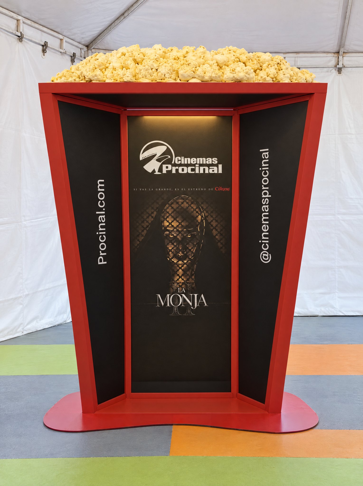 Parte trasera del dummy: nicho iluminado con el póster de La Monja II, Procinal.com y @cinemasprocinal