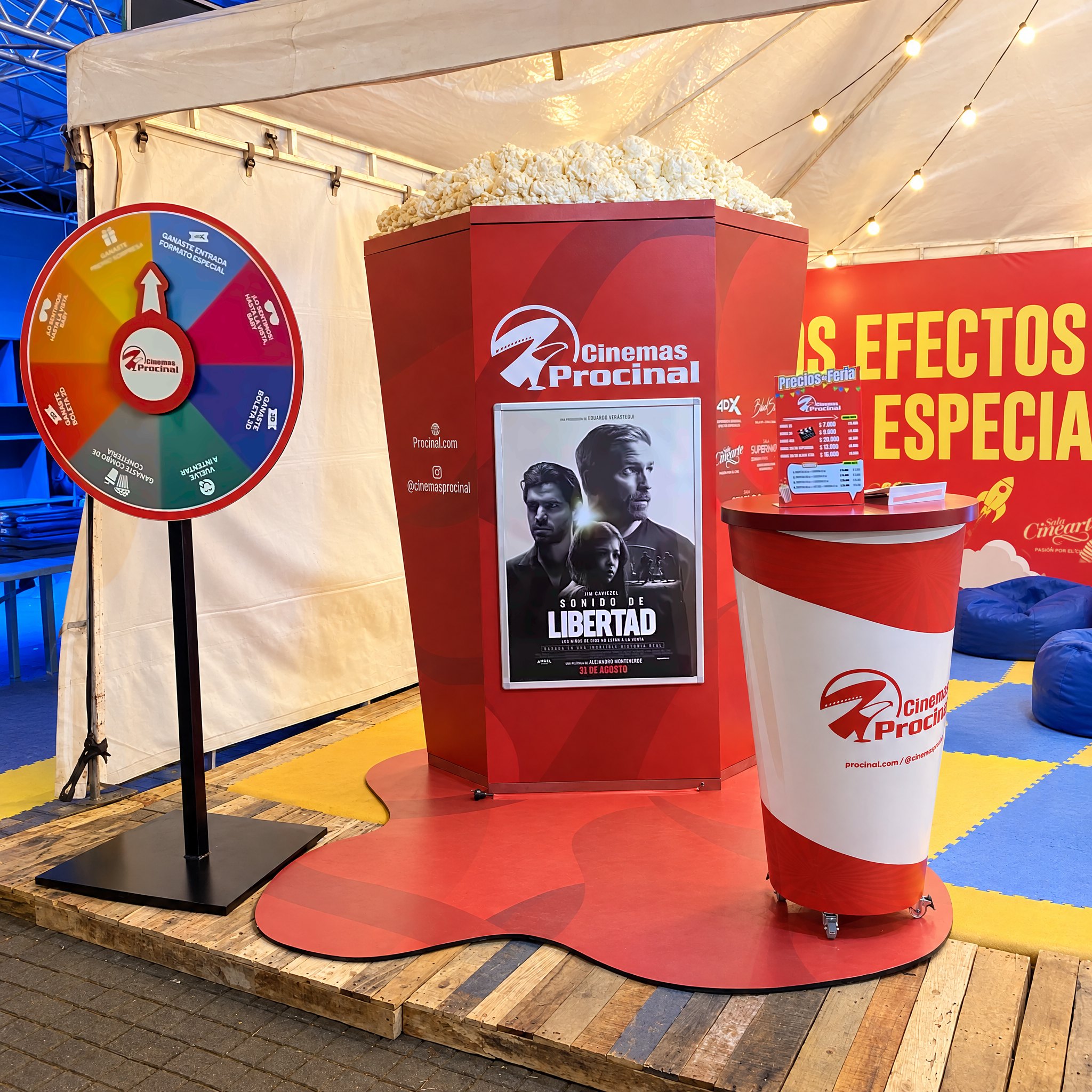 Caja de crispetas gigante de Cinemas Procinal con ruleta de premios y vaso gigante