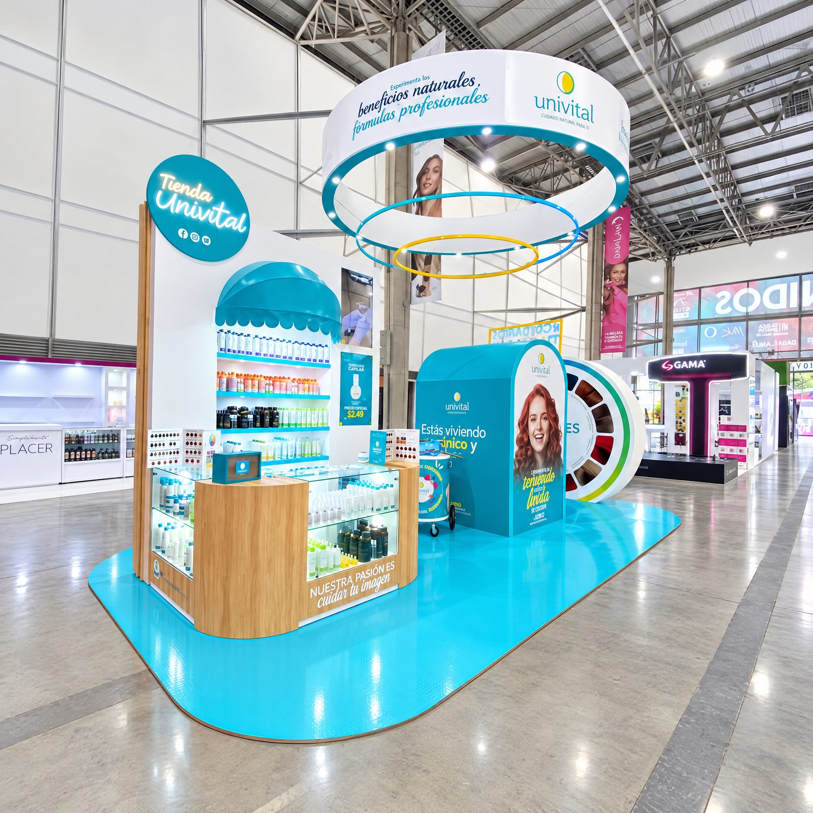 Tienda Univital con toldo turquesa, vitrinas de producto y mostrador de madera